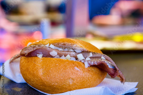 Leckerer Matjessemmel mit Zwiebeln