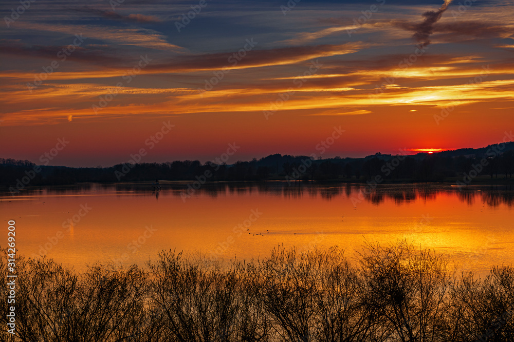Sonnenuntergang im Frühling an einem See