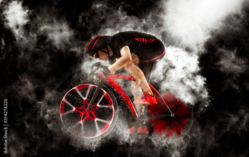 Obraz premium Man racing cyclist