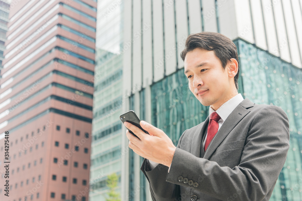 スマートフォンを操作する男性 ビジネスマン スマートフォンを操作する男性 ビジネスマン