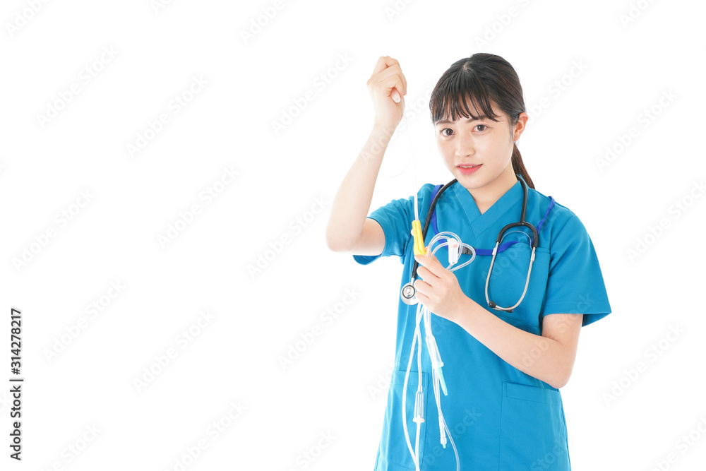 点滴を使う笑顔の若いナース