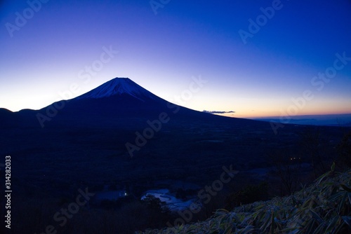 富士山 夜明け 朝 青空 雪 雪山