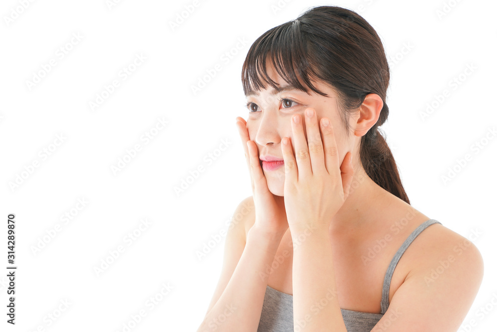 ビューティーケアをする若い女性 ビューティーケアをする若い女性