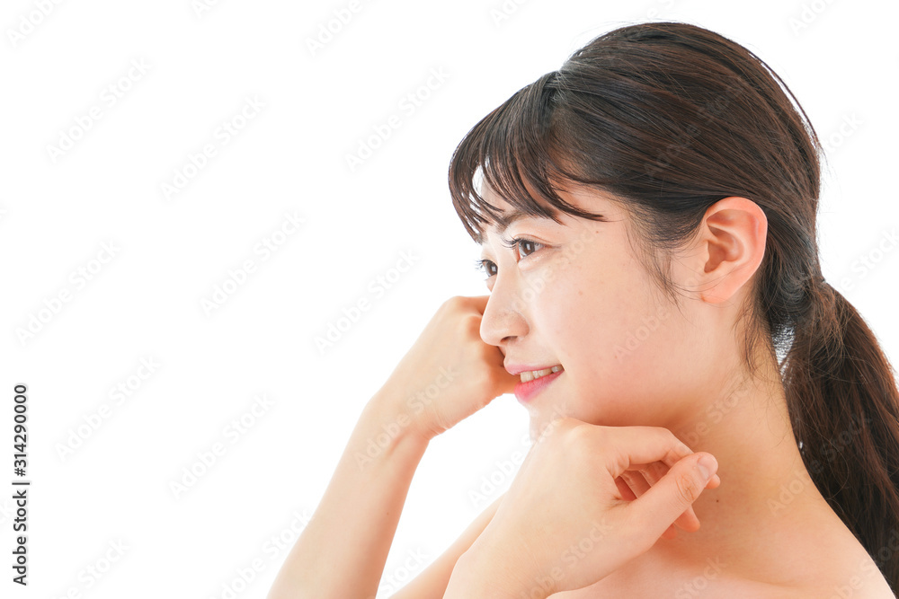 ビューティーケアをする若い女性