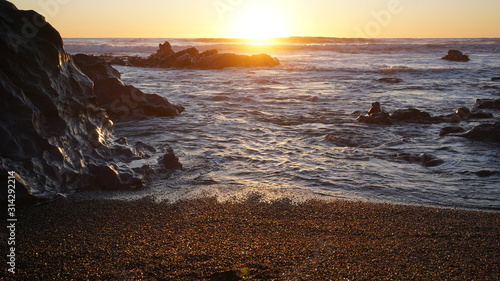Fototapeta Naklejka Na Ścianę i Meble -  sunset in rocky beach