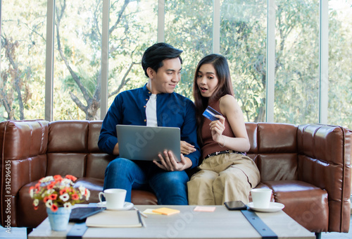 A couple is doing online shopping © Ann Rodchua