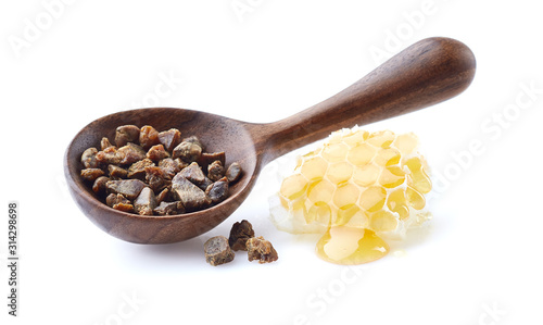 Φωτογραφία Propolis granule with honeycomb on white background