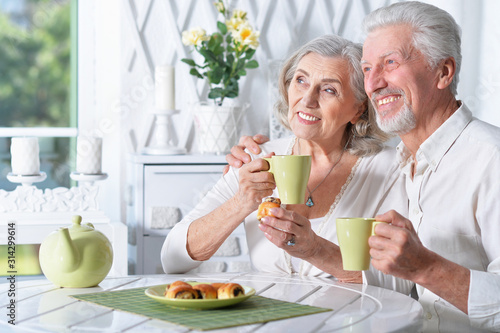 Fotografía Portrait of happy senior couple portrait drinking tea