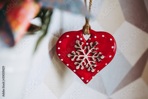 Coeur rouge décoré avec un flocon de neige photo