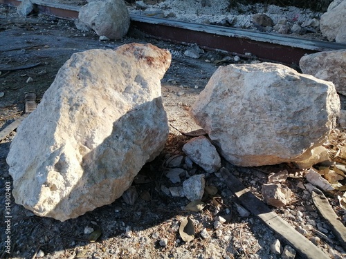 Piedras de construcción en el suelo 