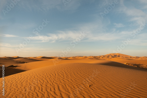 Atardecer en el desierto con dunas de fondo. Erg Chebbi  Marruecos.