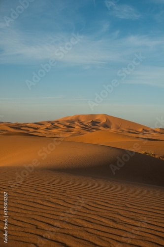 Atardecer en el desierto con dunas de fondo. Erg Chebbi, Marruecos.