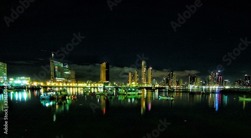 city at night  reflejo