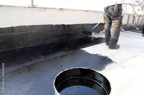 Tableau sur toile Bitumen-Voranstrich bei einer Flachdachabdichtung