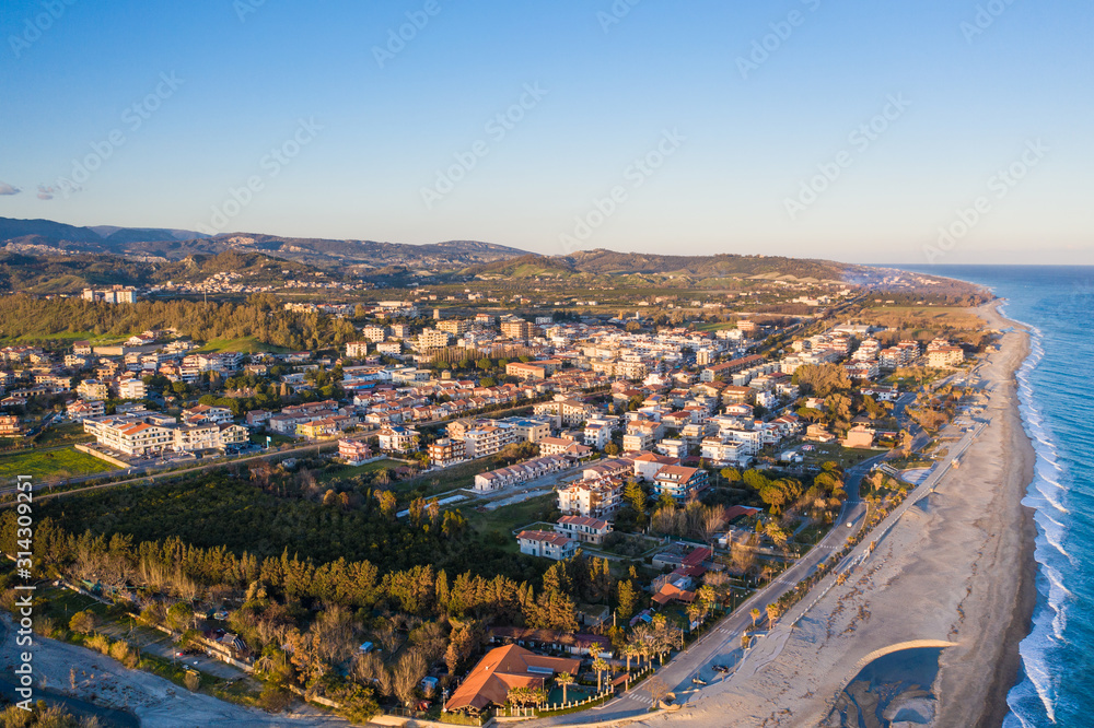 Caulonia Marina, vista aerea della città calabrese vicino al mare Mediterraneo