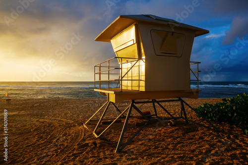 lifeguard tower at sunset beach in Oahu, Hawaii © Christian Müller