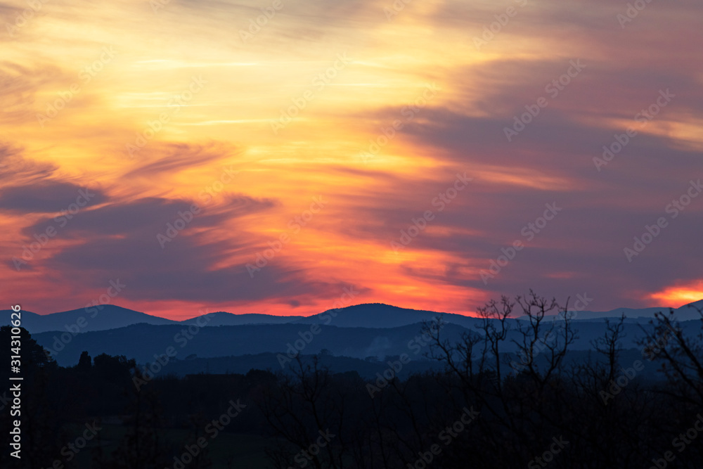 Coucher de soleil orange sur les collines, Cévennes, France