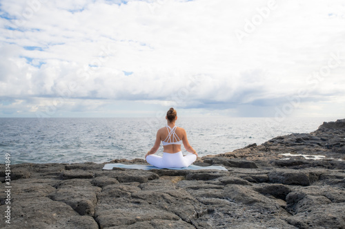 Yoga und Meditation auf Lavafelsen