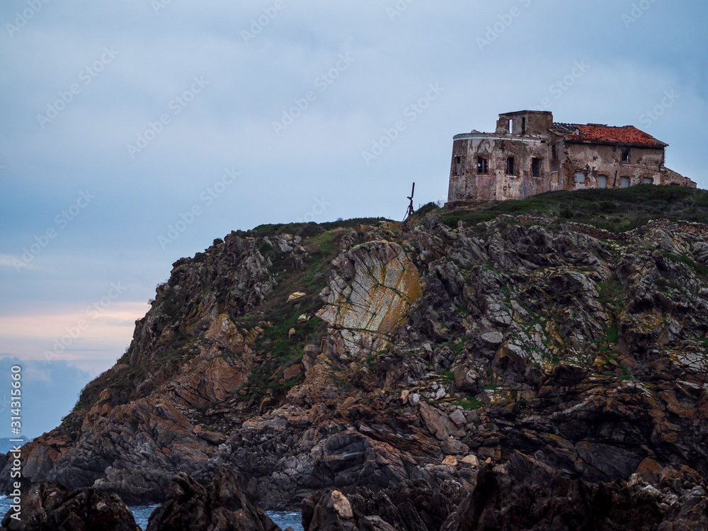 Fototapeta premium An abandoned house on the sea