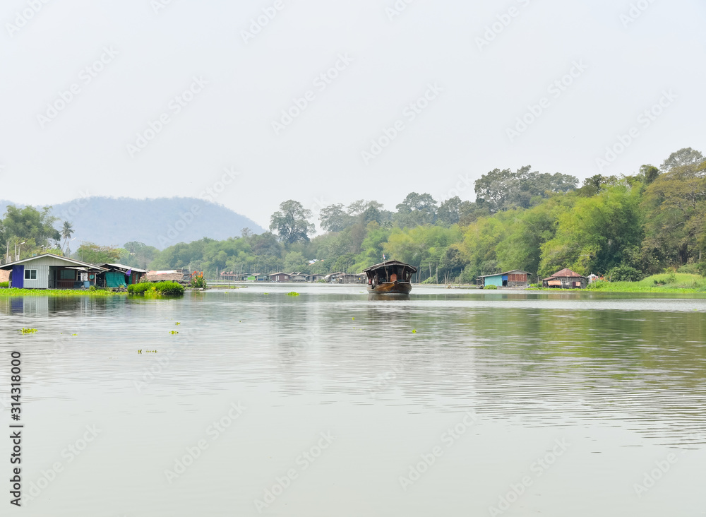 Eine Reisbarke auf einem Fluss in Thailand Eine Reisbarke auf einem Fluss in Thailand