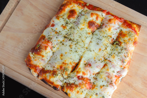 pizza cuadrada de queso mozzarella 