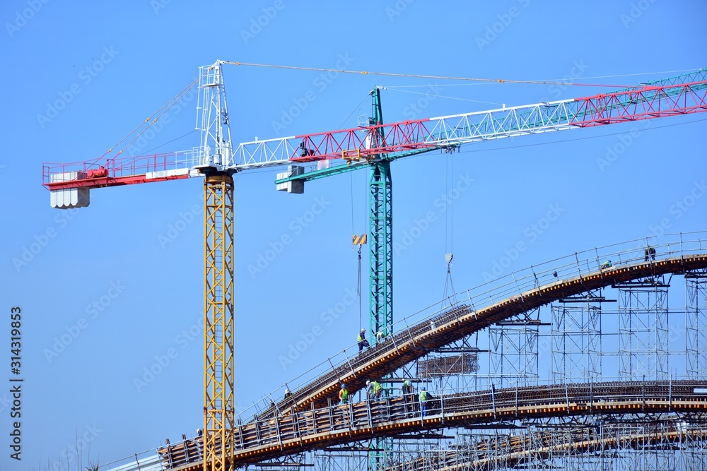Gran puente en construcción para una autopista, con andamios y gruas Gran puente en construcción para una autopista, con andamios y gruas