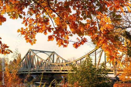 Fototapeta kuchenna Glienicker Brücke Berlin Potsdam im Herbst