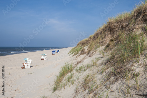 Sandstrand vor einer Düne auf Sylt