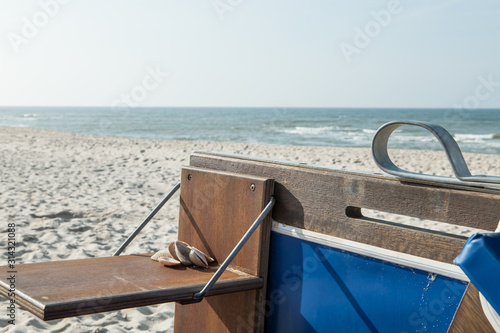 Strandkorb am Sandstrand auf der Insel Sylt