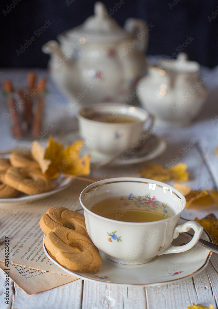 Tazze di tè con teiera e piatto di biscotti Tazze di tè con teiera e piatto di biscotti