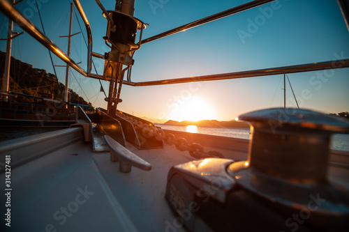 Papier peint Bow of the sailing vessel with anchor chain at sunrise