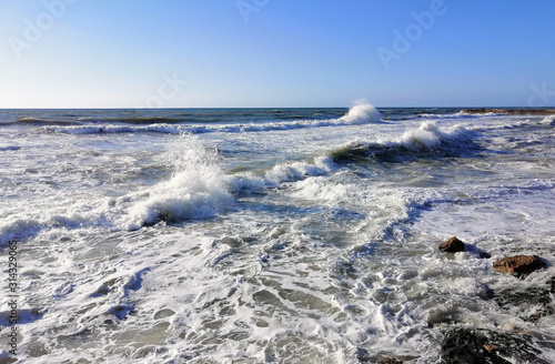mare mosso in una giornata limpida