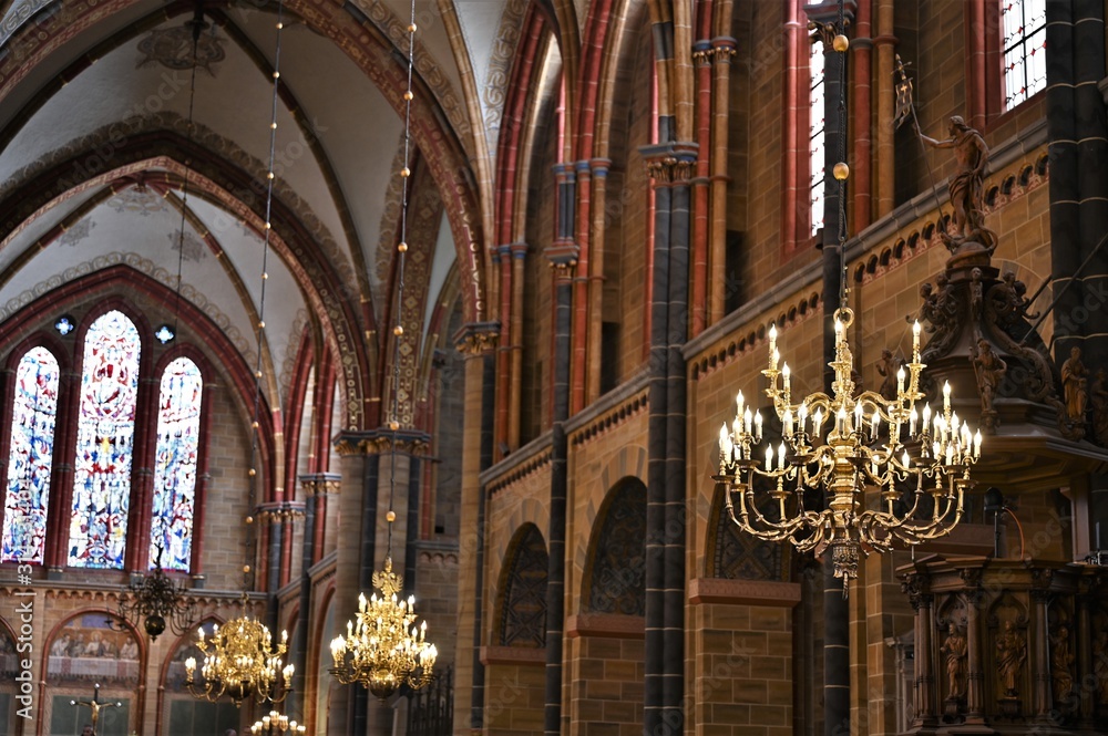 Kronleuchter und Fenster in einer alten, gothischen Kirche (Dom in Bremen)  mit einfallendem Sonnenlicht Stock Photo | Adobe Stock