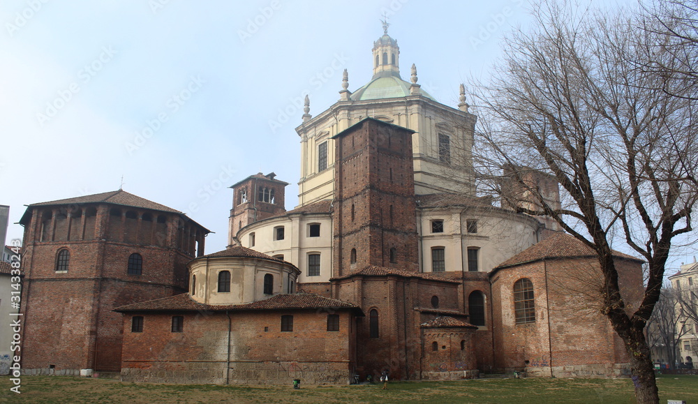 Chiesa di San Lorenzo a Milano in inverno Chiesa di San Lorenzo a Milano in inverno