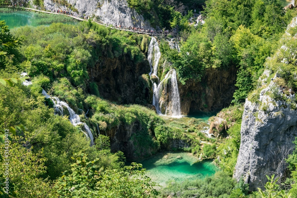 Naklejka premium Beautiful cascading waterfalls and turquoise colored lakes in Plitvice Lakes National Park, Croatia