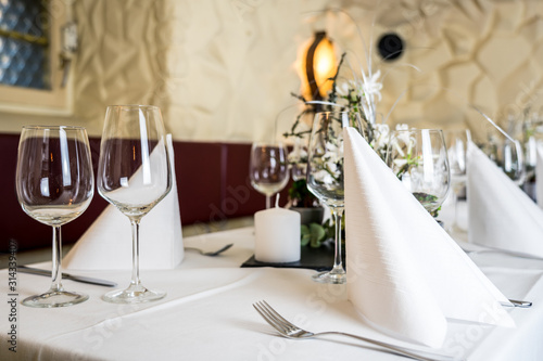 Tischdekoration im Restaurant für eine Hochzeit / table decorations in a restaurant for a wedding