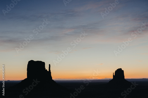 Coucher de soleil sur les buttes de Monument Valley