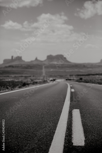 Sur les routes vers Monument Valley R  serve des Navajos