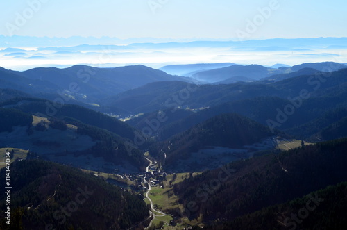 Blick vom Belchen in ein Schwarzwaldtal