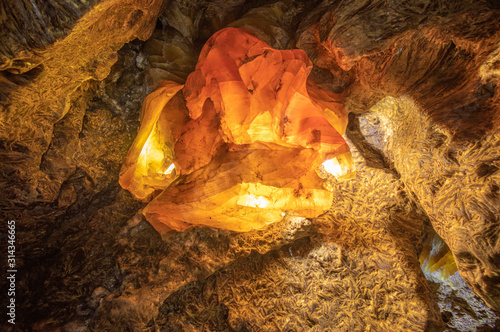 Obraz na płótnie Gypsum crystal in a karst cave w salonie