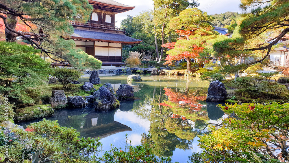 Fototapeta premium Srebrny Pawilon jesienią, Świątynia Ginkakuji Zen w Kioto, Japonia