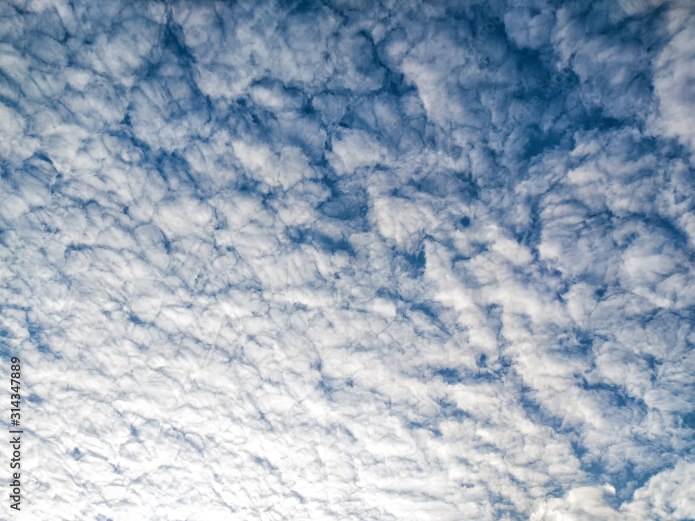 Obraz premium Many white clouds on blue sky background