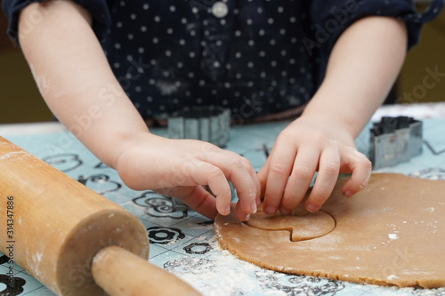 enfant fait des biscuits