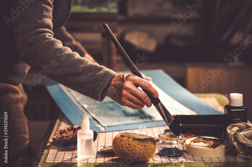 artiste peintre à l'ouvrage