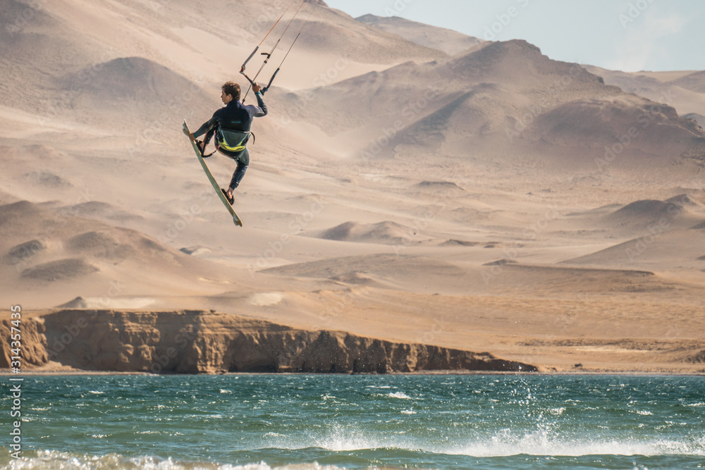 KiteSurfing in the amazing desert and ocean of Peru. - obrazy, fototapety, plakaty 