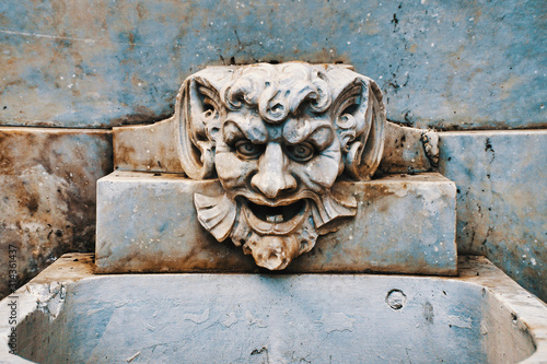 Foto gargoyle head on fountain