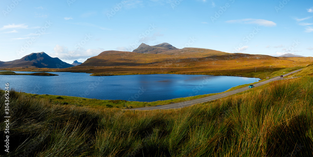 Naklejka premium Idyllic scenery with a mountain range and a lake in Scotland