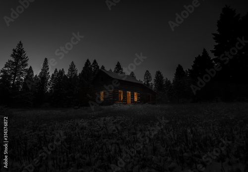 Old cabin at night Fototapet