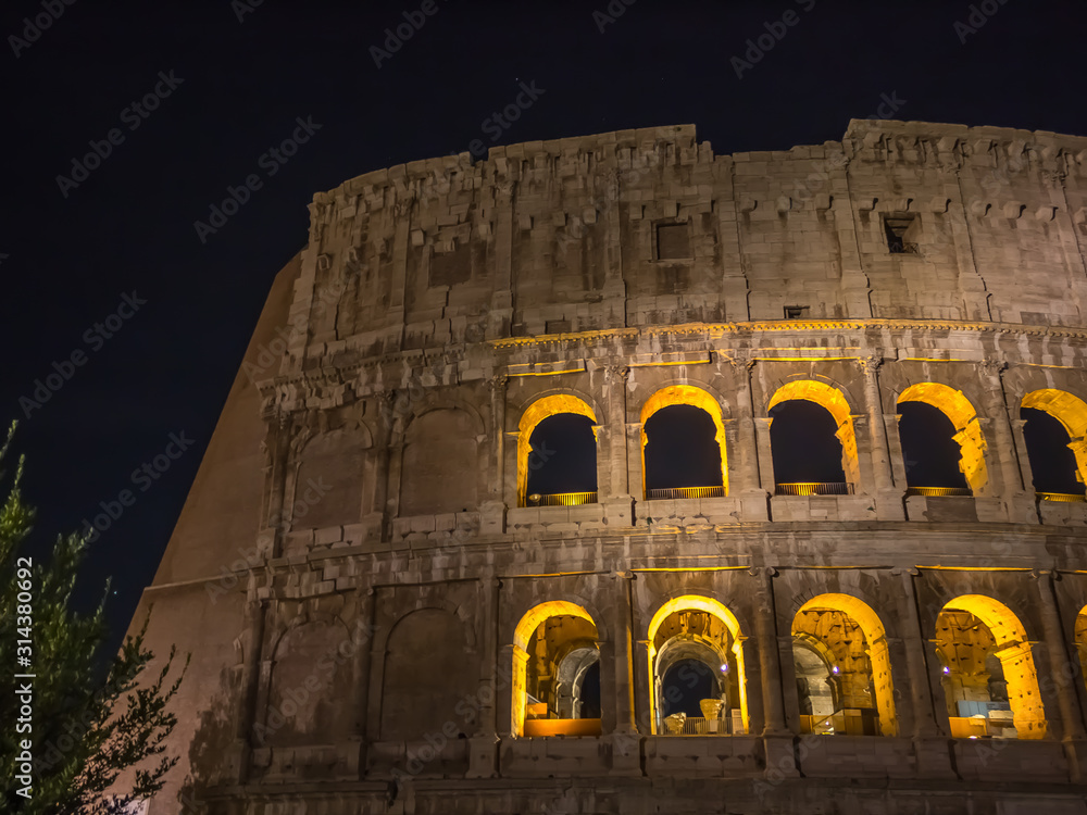 Naklejka premium coliseo romano en una noche despejada