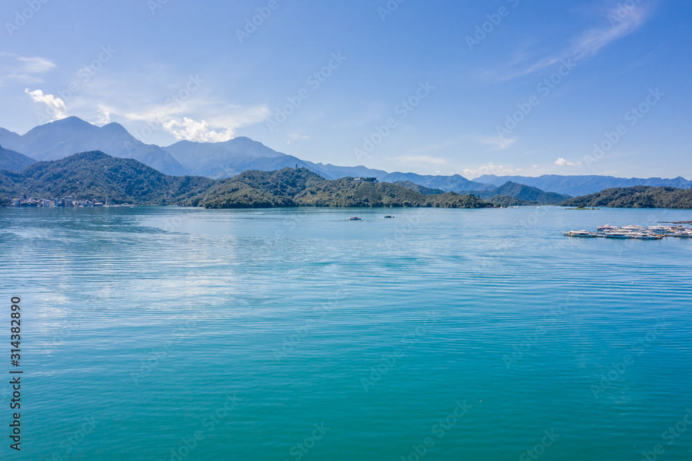 Naklejka premium widok z lotu ptaka słynnego krajobrazu Sun Moon Lake